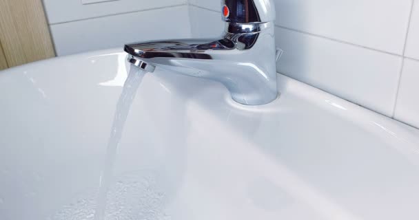 Acqua proveniente dal concetto di lavabo di igiene e risparmio — Video Stock