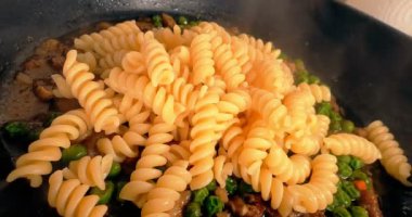 Fusilli makarna soğan, karides ve domates.,