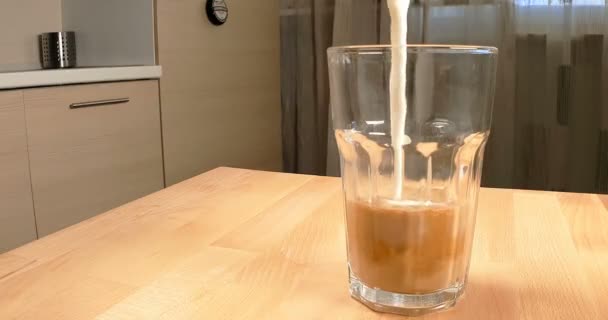 牛乳とコーヒーをキッチンに注ぎ朝食と食事の栄養の概念 — ストック動画