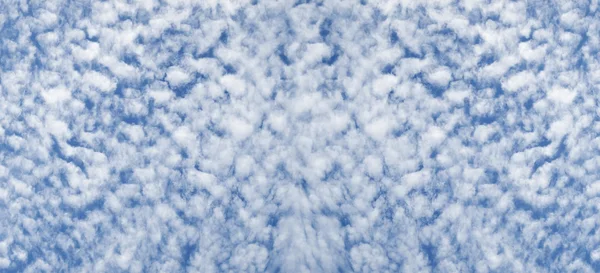 Bewolkte hemel altocumulus cloudscape achtergrond — Stockfoto