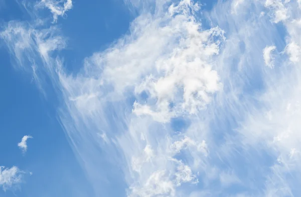 Meteorologia misturou tipos de nuvens com cirros — Fotografia de Stock