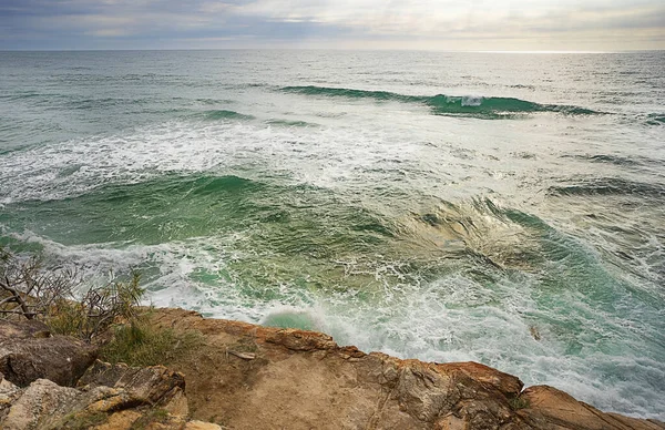 Kronkelen Turbulent Water Breken Rotsen Bij Vloed Langs Een Rotsachtige — Stockfoto