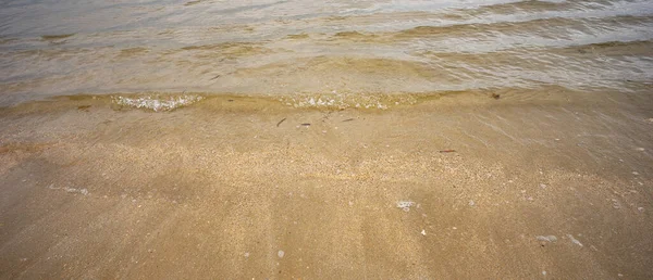 Agua Mar Clara Pequeñas Olas Ondulaciones Que Cruzan Una Playa — Foto de Stock
