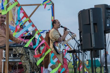 Rusya Arkaim 2015 'te Magic Mantras adlı müzik grubunun performansını dinledi ve dans etti.