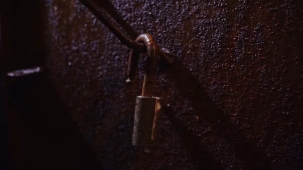 Hänglås på gamla rostiga metall dörr konsistens fläckar kopia utrymme närbild — Stockvideo