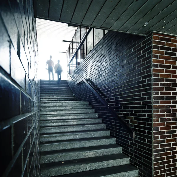 Couple sur escalier Images De Stock Libres De Droits