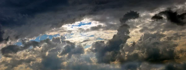 Stormy sky - panoramische opname - xxl formaat — Stockfoto