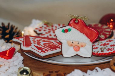 El yapımı zencefilli kurabiye ile Noel kompozisyonu. Şekerli, yaratıcı bir tatlı. Tabakta ev yapımı atıştırmalıklar. Şenlik ikramı.