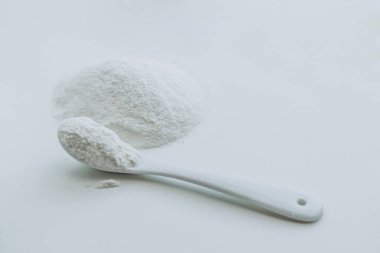 Beyaz zemin üzerinde un izole edilmiş kaşık. Üst görünüm, alanı kopyala