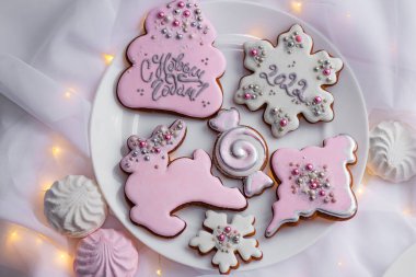 Beyaz örtülü Noel kurabiyesi kurabiyeleri. Renkli jöleli, desenli ve dekorasyonlu lezzetli. Üst Manzara. Tatil kartpostalı.