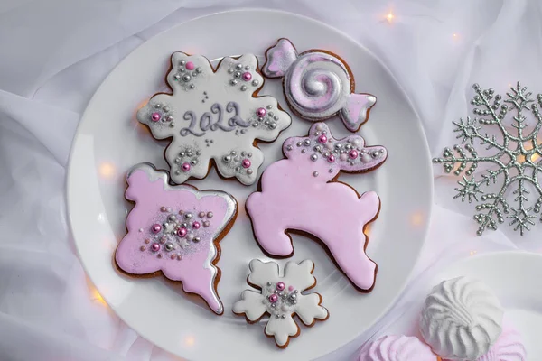 Biscoitos Gengibre Natal Fundo Pano Branco Delicioso Com Esmalte Colorido — Fotografia de Stock