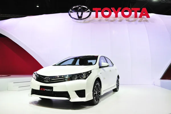 NONTHABURI - 25 MARS : Nouveau ToyoTa Altis E-sport exposé au Th — Photo