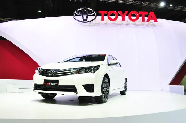 NONTHABURI - 25 MARS : Nouveau ToyoTa Altis E-sport exposé au Th — Photo