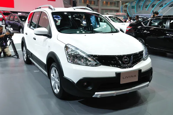 Nonthaburi - 25 maart: nieuwe nissan livina op het display op de 35e — Stockfoto