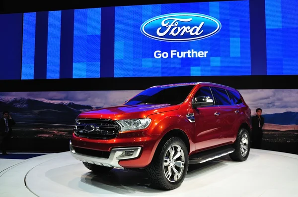 NONTHABURI - 25. mars: New Ford Everest utstilt på The 35th B – stockfoto