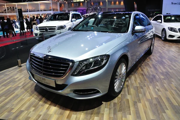 Nonthaburi - 25 mars: nya mercedes benz s300 bluetec hybrid på — Stockfoto