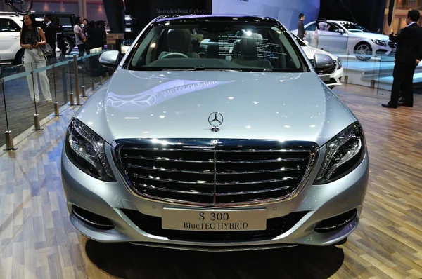 Nonthaburi - 25 mars: nya mercedes benz s300 bluetec hybrid på — Stockfoto