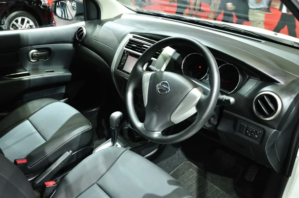 NONTHABURI - MARÇO 25: Design de interiores da Nissan Livina sobre displ — Fotografia de Stock