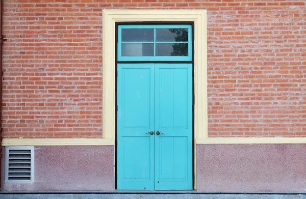 蓝色的木质门和砖围墙 — 图库照片