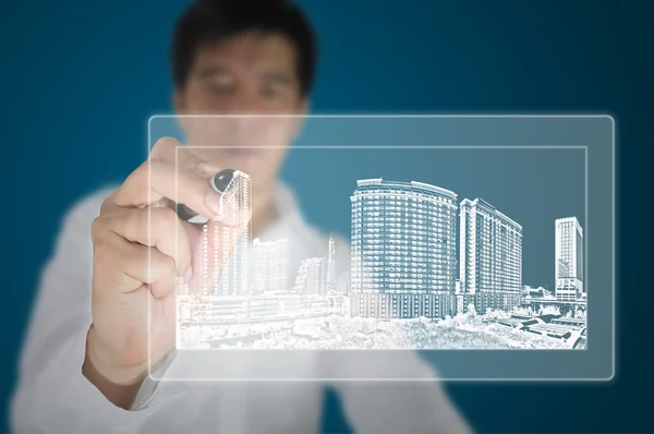Geschäftsmann oder Architekt zeichnen Gebäude und Stadtbild auf blauem Hintergrund — Stockfoto