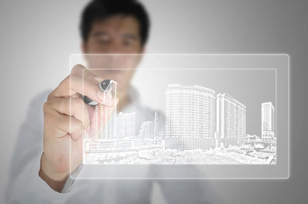 Geschäftsmann oder Architekt zeichnen Gebäude und Stadtbild auf weißem Hintergrund — Stockfoto