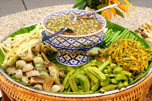 Salsa al peperoncino tailandese e verdure al vapore miste — Foto Stock