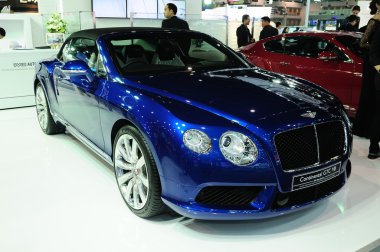 Nonthaburi - 28 Kasım: bentley continental gtc v8, lüks araba