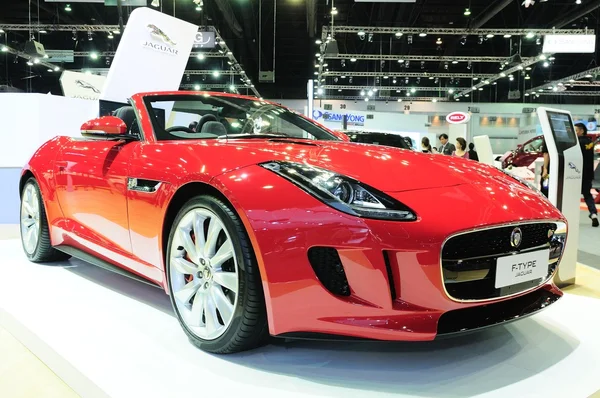 NONTHABURI - NOVEMBRO 28: Jaguar tipo F, carro esporte conversível , — Fotografia de Stock