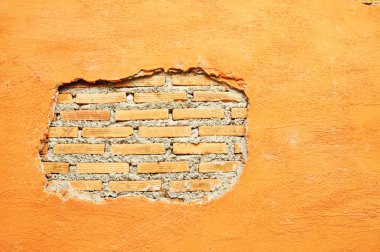 hasar sıva ve kırmızı tuğla duvar