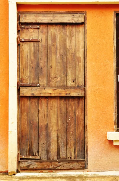 Puerta de madera estilo europeo en la pared de hormigón —  Fotos de Stock