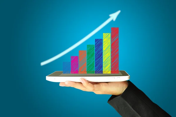 Vrouwelijke hand dienen de planeet met digitale tablet huidige diagram of grafiek — Stockfoto