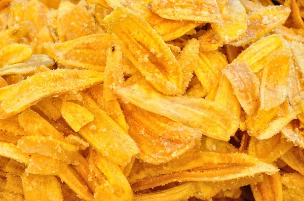 Stekt tunt skivad banan chips, tropiska snacks — Stockfoto