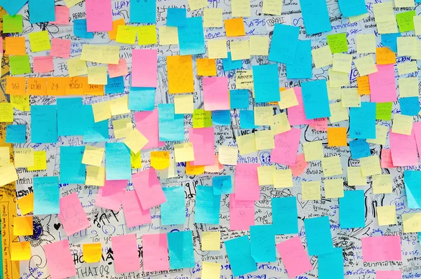 Bangkok - 9. Juni: buntes post it notes mit Vorschlägen zu den — Stockfoto