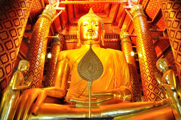 Gran estatua de buda dorada / Gran estatua de buda dorada en el templo —  Fotos de Stock