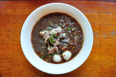 Pirinç erişte erişte ve Thicken çorbası ile Porkball ve dilimlenmiş 