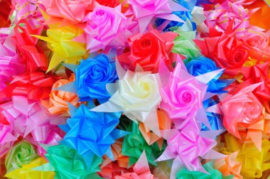 plastik şerit yapılmış güller