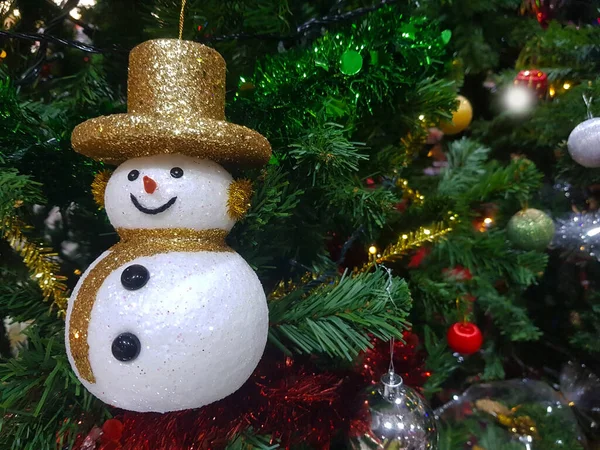 Sněhulák Panenka Větvi Vánočního Stromku Barevnými Kuličkami Dekorace Jako Vánoční — Stock fotografie