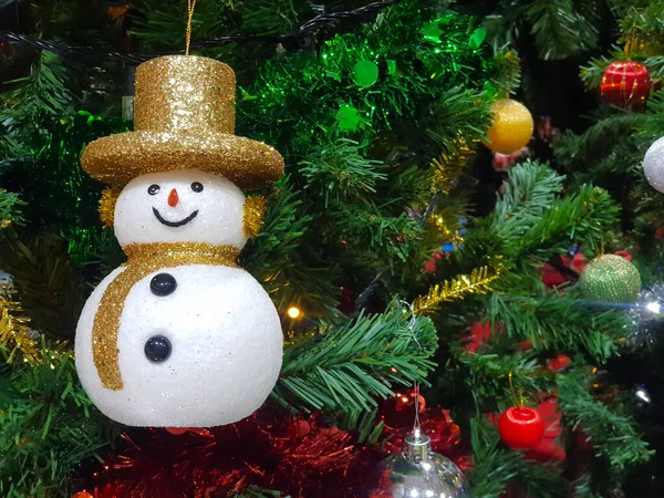 Sněhulák Panenka Větvi Vánočního Stromku Barevnými Kuličkami Dekorace Jako Vánoční — Stock fotografie