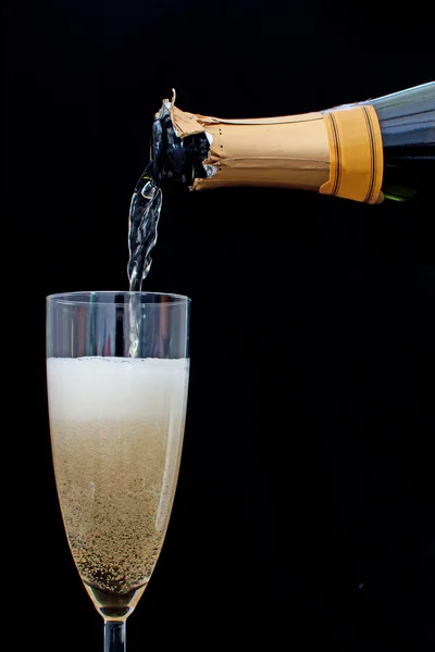 Gieten van champagne — Stockfoto