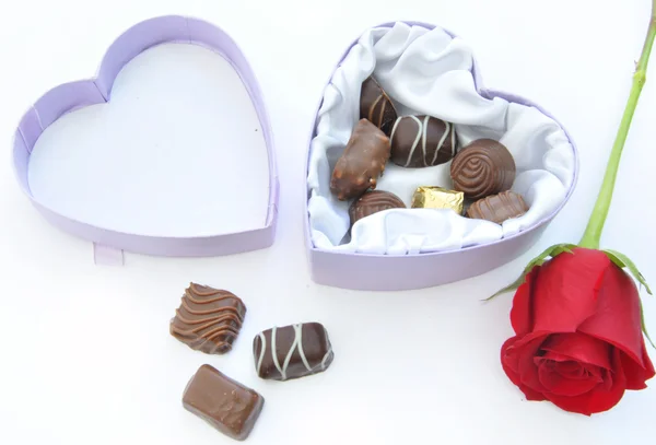 Rosa roja con caja de chocolates — Foto de Stock