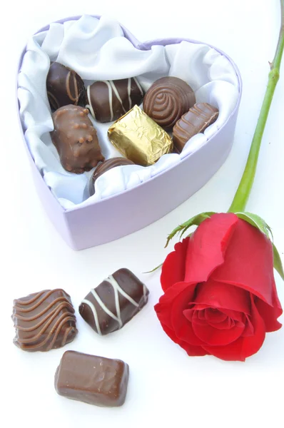 Chocolates y rosa roja — Foto de Stock