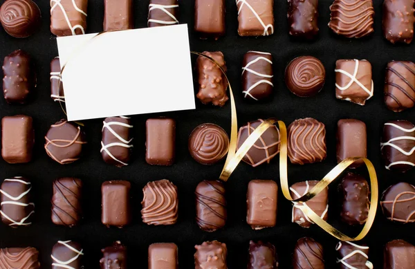 Csokoládék és kártya — Stock Fotó