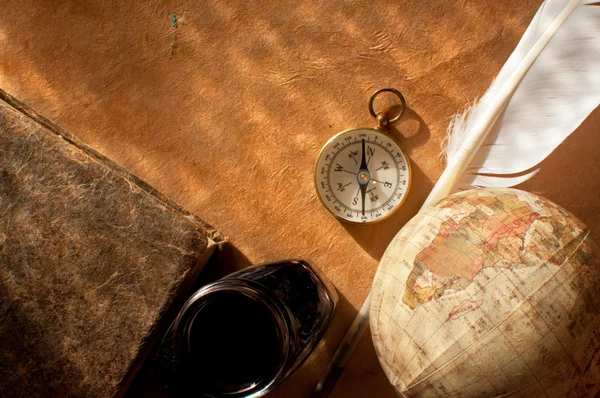 Kompass, fjærpenn og globe-atlas – stockfoto