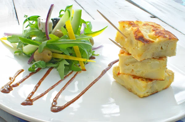 Omelete espanhol com salada — Fotografia de Stock