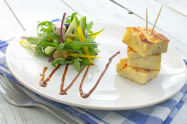 Tortilla española con ensalada —  Fotos de Stock