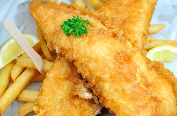 Рыба и чипсы — стоковое фото