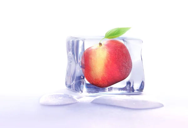 Frutas congeladas em cubo de gelo — Fotografia de Stock