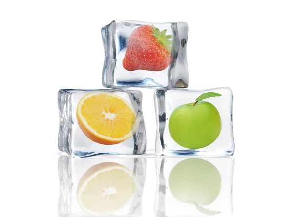 Плоды в кубиках льда — стоковое фото