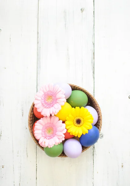 Ovos de Páscoa com flores na cesta — Fotografia de Stock