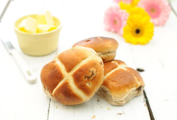 十字面包、 黄油、 花 — 图库照片